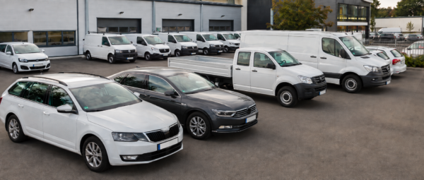 Firmenfuhrpark mit Transportern, Pritschenwagen, Kombi und Pkw auf einem Betriebsgelände